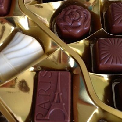 décembre , des Chocolats,  des Roses du jardin, cherchez l'erreur ?