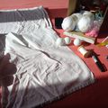 FANTOMES Tissu blanc, balles de poing pong, fil