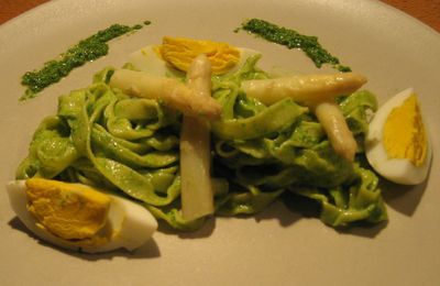 Pâtes fraîches, asperges au pesto de roquette