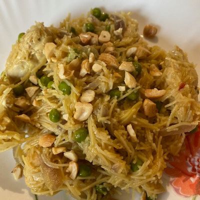 Vermicelles de riz au poulet, petits pois et noix de cajou