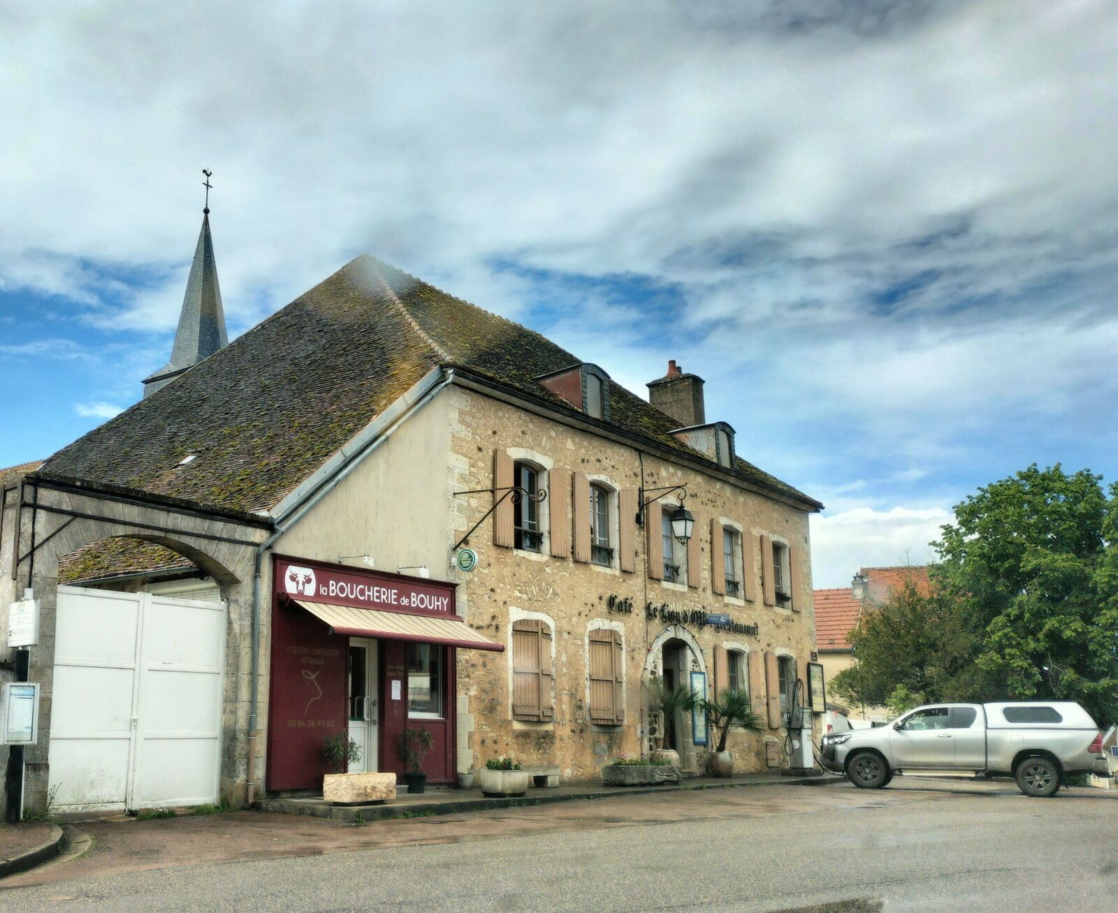 Bouhy, boucherie et relais de la Poste (58)