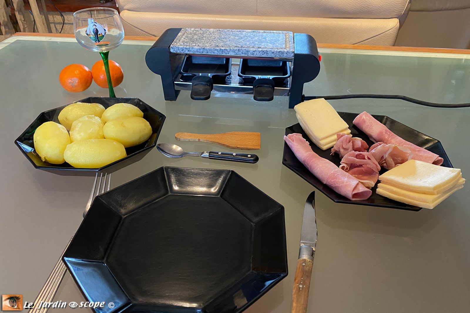 Un appareil à raclette pour deux convives