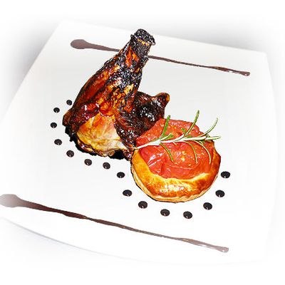 Souris d'agneau confite, feuilleté de tomate aux anchois, basilic, romarin et gingembre, réduction miel et balsamique