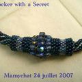 cette fois en bleu .... Chocker with a Secret"