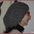 Un bonnet gris Phildar au tricot