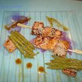 brochette de Saumon mariné, sésame, asperges vertes.