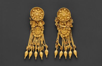 Gold earrings with disk and boat-shaped pendant, East Greek, Hellenistic, ca. 300 BCE