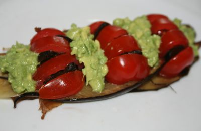 Millefeuille d'aubergines-avocat-tomates