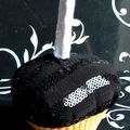 Gros muffin tissu noir et strass surmonté d'une bougie