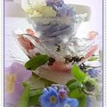 Mousse à la violette et saladier de glace parsemé de fleurs