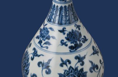 An important and very rare early-Ming blue and white pear-shaped bottle vase, yuhuchunping, Yongle period 