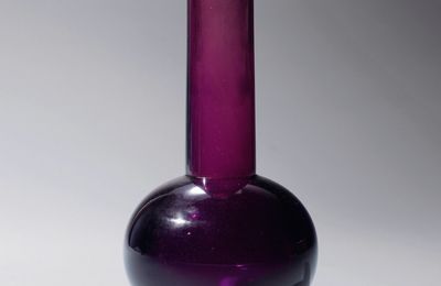 A grape glass vase. Mark and Period of Qianlong (1736-1795)
