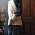 MLLE HERMINIE :  PROMOTION -20% Veste noire bi-matière et jupe à carreaux avec noeud en taffetas, écharpe beige en laine...