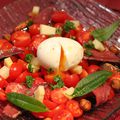 Salade de tomates, magret de canard fumé et oeuf mollet