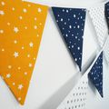 Guirlande de 15 fanions - Tissu imprimé étoiles - tons jaune, bleu et gris