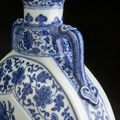 Rare flasque en porcelaine bleu et blanc en forme de lune, bianhu, Chine, marque et époque Daoguang (1821- 1850)