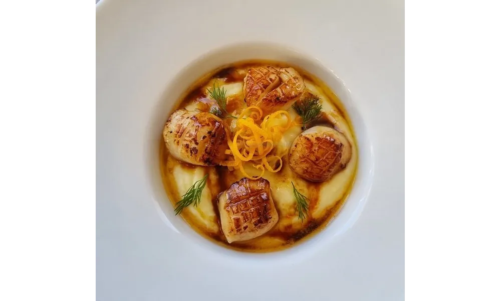Noix de Saint-Jacques sauce aux agrumes, purée de panais