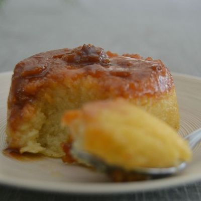 Gâteau de semoule à la fleur d'oranger, caramel beurre salé