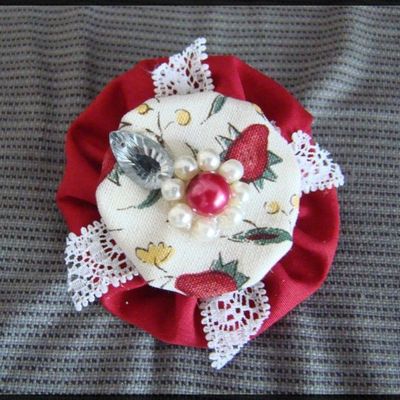 Barrettes ou broches en fleurs yoyo