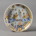 Moulins. Assiette à décor polychrome en plein de deux chinois, XVIIIe siècle
