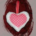 Pitit coeur en lin et pitits pois blancs sur fond rouge