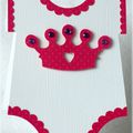 Une couronne fuchsia ... des strass violets ... une carte de naissance pour fille en forme de body !!