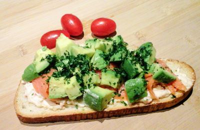 Tartines grillées au saumon fumé et avocat