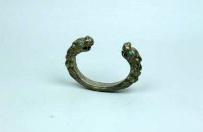 Tiare et chapeau de lama, paure pectorale, Ladakh, XXe s et Briquet et bourse, Tibet, XXe s, 