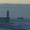 UN BATEAU A LEGE DANS LES VAGUES