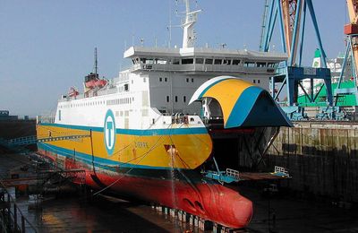 Les vacances de M. Hulot: un automobiliste breton laisse choir son bateau sur la rocade d'Avranches...