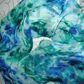 Foulard en mousseline dans les tons turquoises