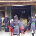 un groupe de Hmongs littéralement scotches devant la télé 