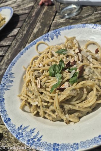 Pâtes au basilic et amandes grillées