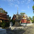 Vélos et temple Wat Xieng Thong à Luang Prabang…
