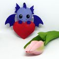 Peluche dragon dans un coeur