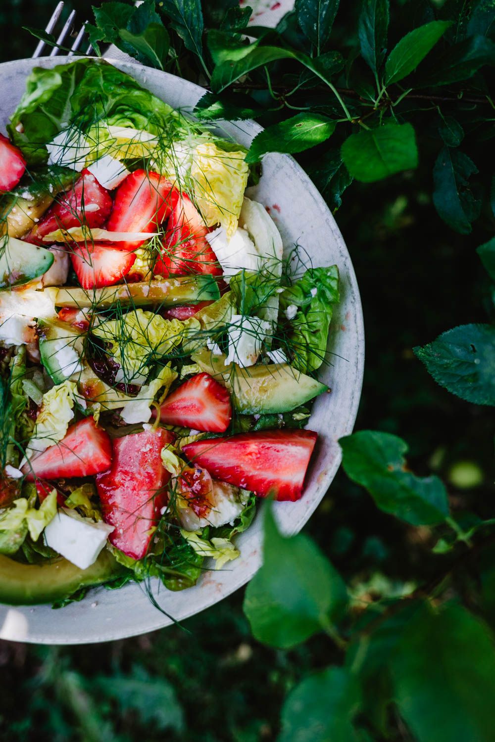salade fraicheur, recette été, estivale, fraises, vinaigrette à la confiture, avocat, sucrine, aneth, feta, recette canicule sans four