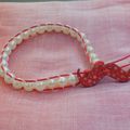 bracelet wrap : bouton moustache rouge à étoiles blanches, cordon en coton ciré rouge, perles nacrées blanches