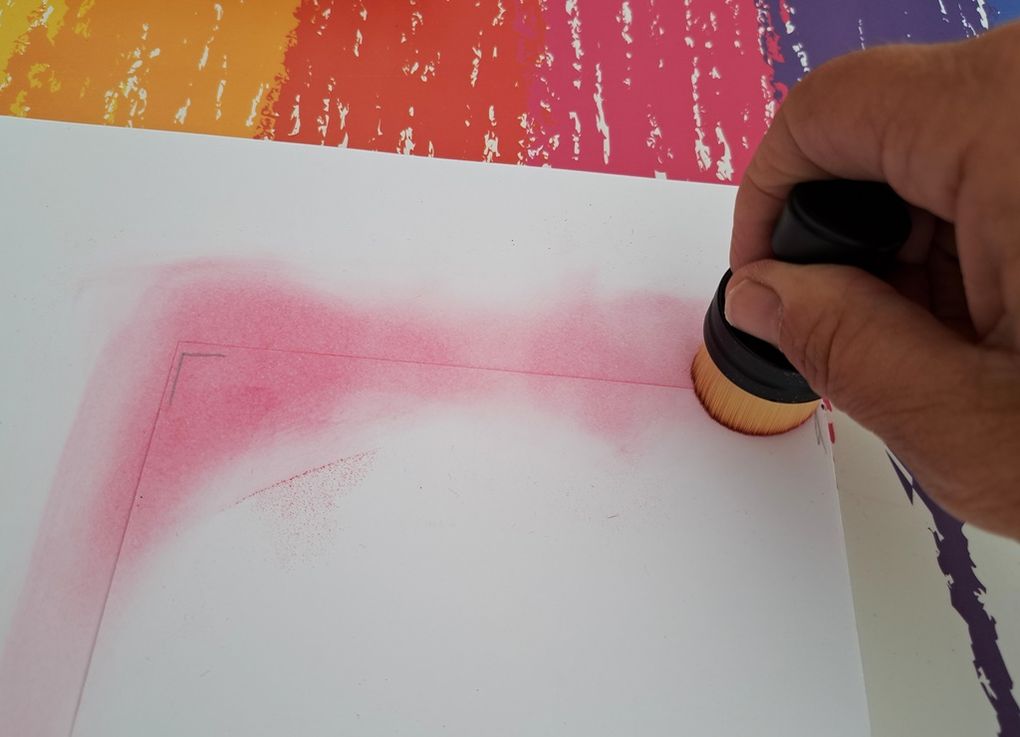 Le cache (ici carré) est glissé (translation) à chaque changement de couleur de pastel.
