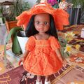 Nora et sa capeline orange , fin de tenue ...