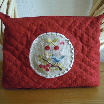 Une trousse brodée