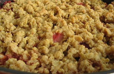 Crumble aux fraises, pèches et flocons d'avoine