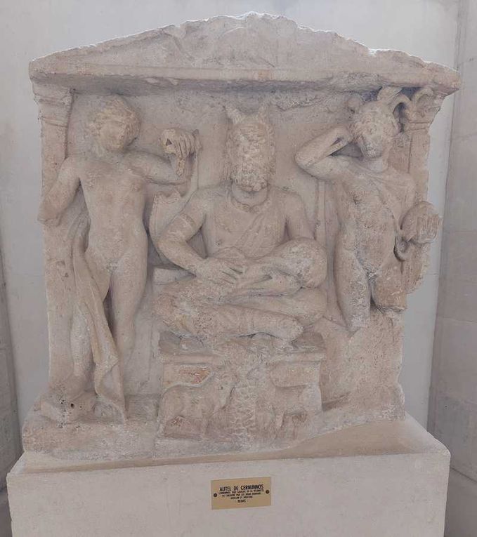 Vues des salles, quelques détails, le tombeau de Juvin, une statue de Cernunos dieu gaulois de la fécondité, entouré d'Apollon et de Mercure dieux romains
