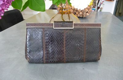 jolie pochette en cuir,très ancienne.