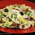 Salade de farfalles au poulet fumé, aux tomates séchées et aux olives