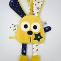 Doudou lapin attache tétine jaune bleu marine