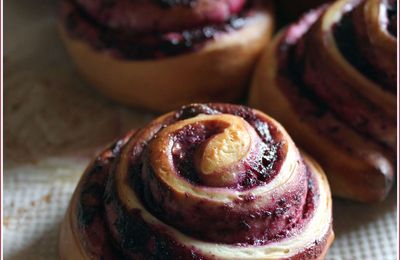 Escargots briochés au coulis de mûres et brisures de speculoos