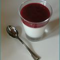 Panna Cotta au sirop de violette et coulis de framboises 