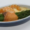 Roulades de saumon fumé aux asperges, sauce aux crevettes