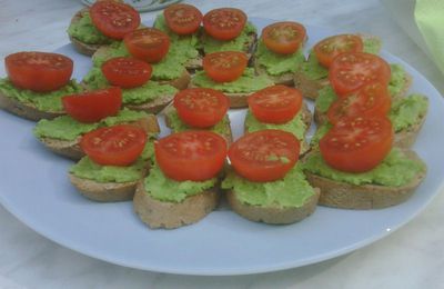 Crostinis au pesto de petits pois