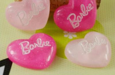 Lot de 12 articles loisirs créatifs barbie résine 24 mm